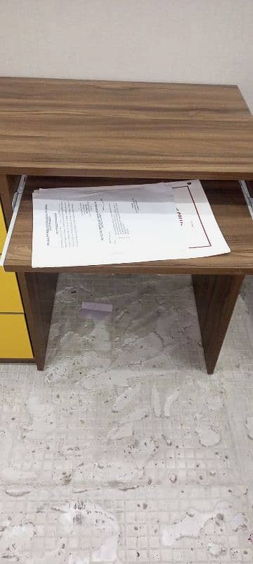 Inter wood study table Condition 10/10. . 03024404994 Rbta Kry es number 6