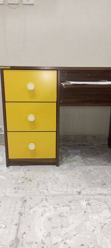 Inter wood study table Condition 10/10. . 03024404994 Rbta Kry es number 7