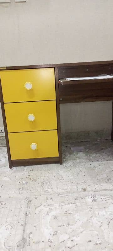 Inter wood study table Condition 10/10. . 03024404994 Rbta Kry es number 8