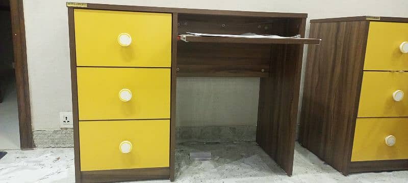 Inter wood study table Condition 10/10. . 03024404994 Rbta Kry es number 9