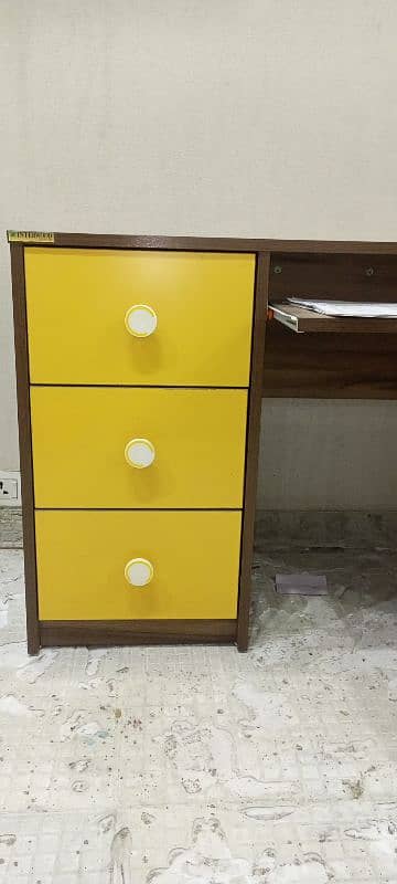 Inter wood study table Condition 10/10. . 03024404994 Rbta Kry es number 10