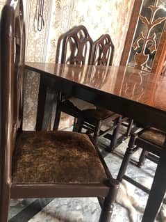 6 chairs dinind table ,10/10 condition