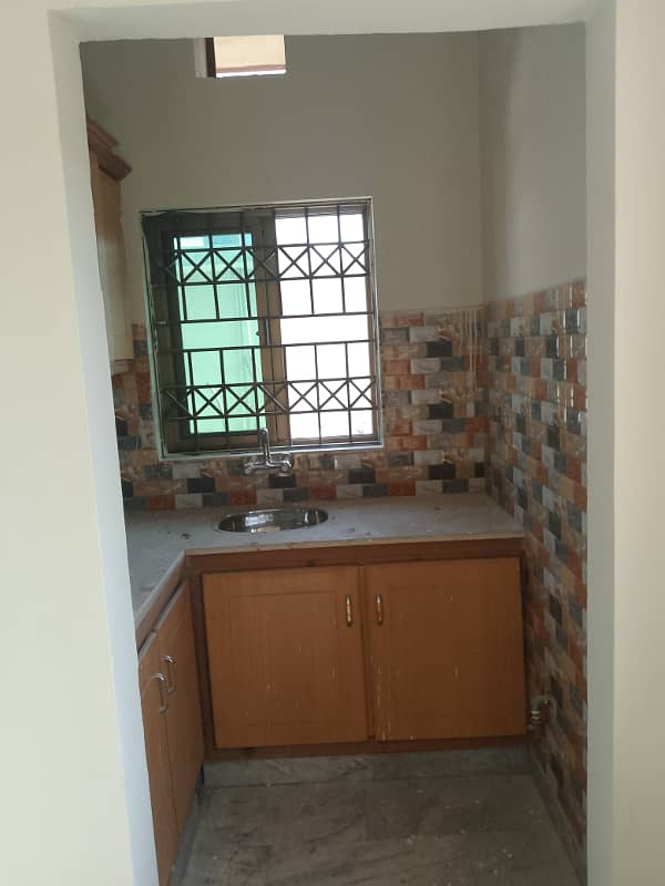 Mumty available for rent in G 11 1 prime location 2beds 1bath kitchen for small family for more details call me only client 03335043954 03005043954 6