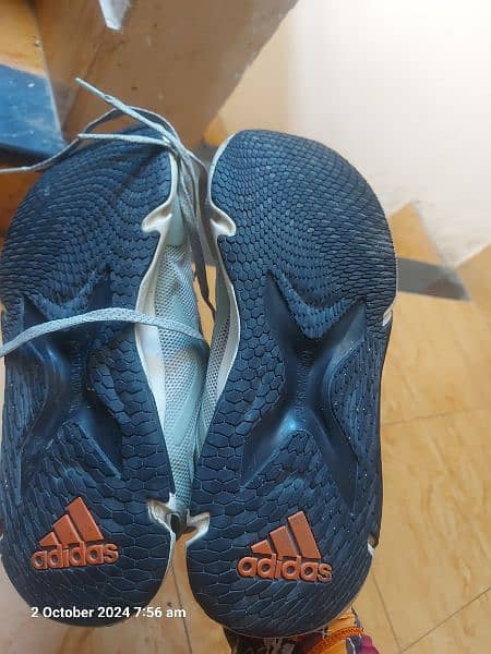 men's Adidas sports shoes size is 42.5 2