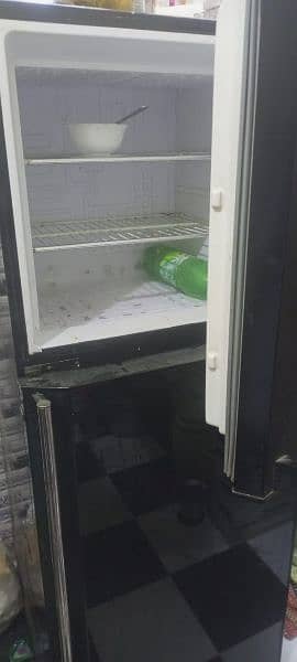 Orient fridge hai new jesi condition hain. 3