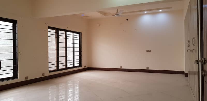 600 Yards 4 Beds Bungalow Having 2 Kitchens, A Big Garage And Beautiful Garden Located In A Prime Neighborhood Opposite Aga Khan Hospital 3