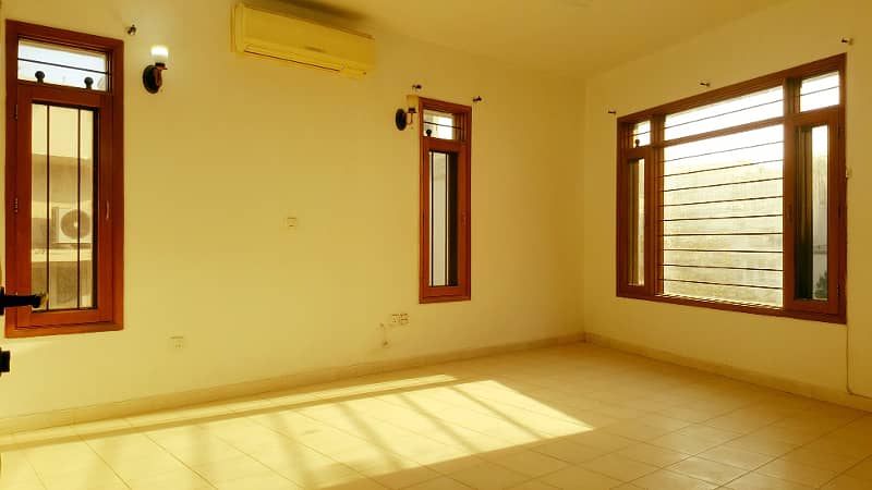 350 Yards Neat And Clean 5 Beds Townhouse In A Secure Barricaded Street Behind National Stadium 4