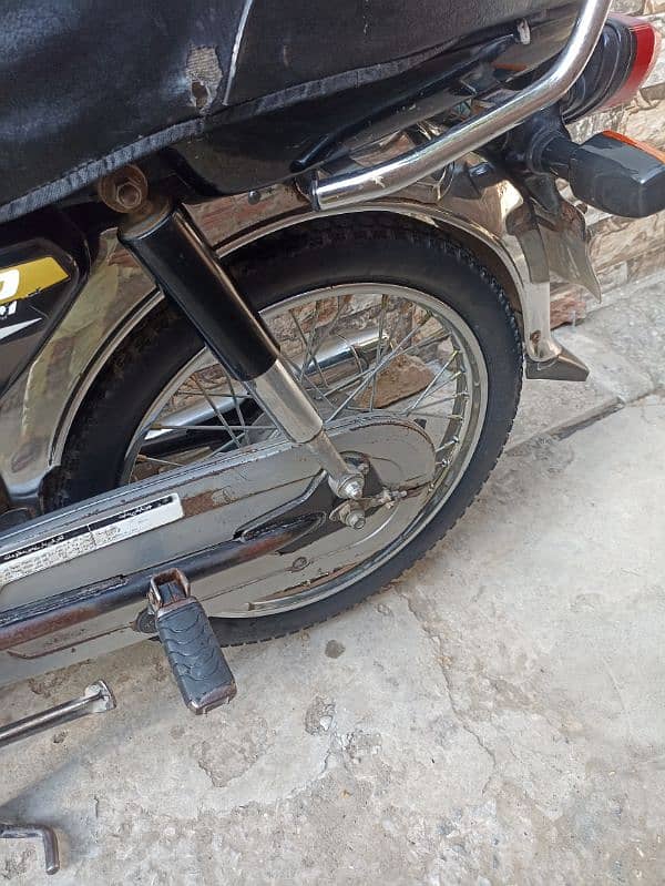 honda cd 70 2015 model black color in good condition 3