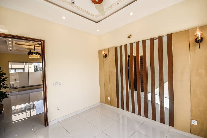 Near Park And Mosque 5 Marla With Beautiful Lavish House For Sale In Dha 9 Town 15