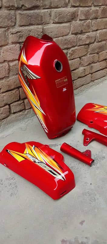 honda 125 Orignal fuel tank and side covers, 1