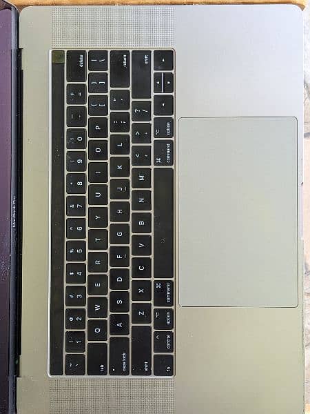 MacBook pro 2017 15 inch i7 4 gb Graphics 16gb RAM 5