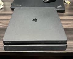 PS4 Slim + 2 Games