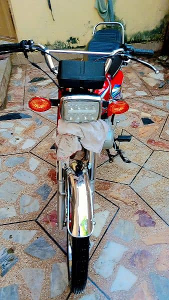 Honda 125 22 /23 model islamabad no ist owner 8