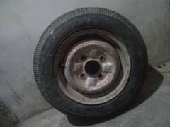 hiroof ki stapli aur tyre hai