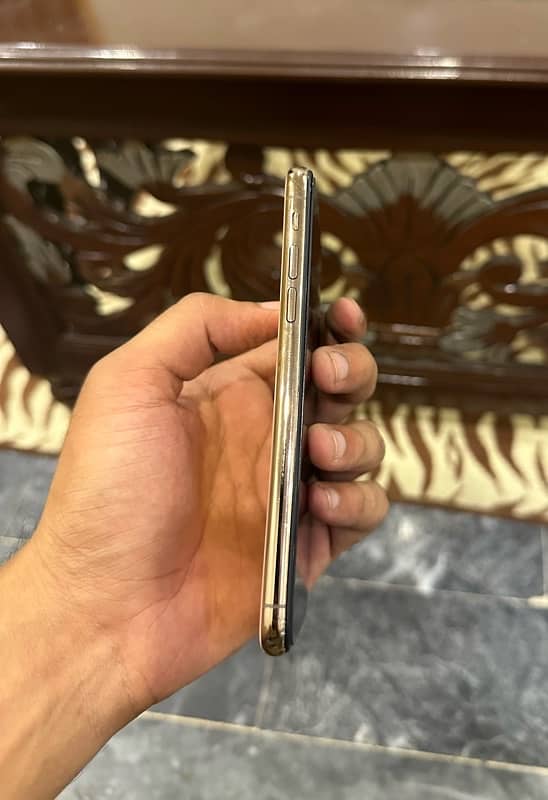 iphone xs 256 gb pta approved with box and charger 3