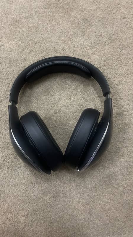 Mercedes-Benz Headphone 1