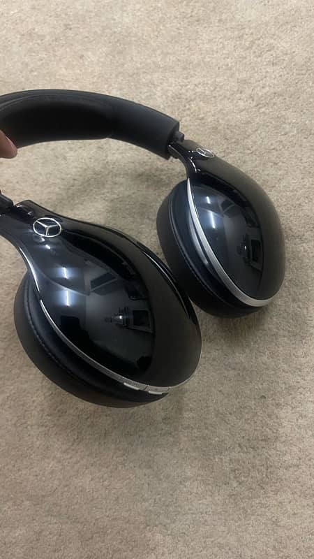 Mercedes-Benz Headphone 3