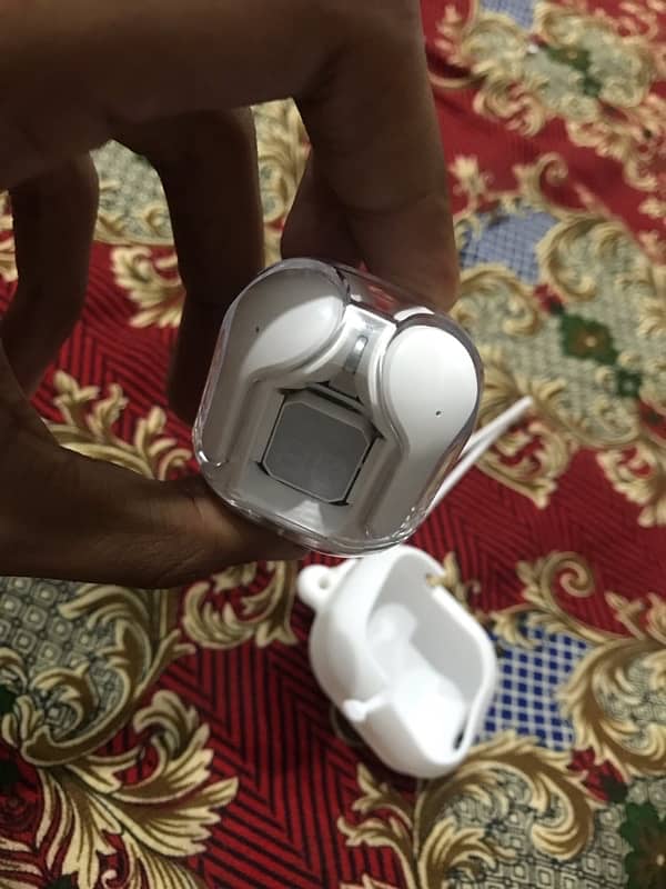 airpods available (used) 0