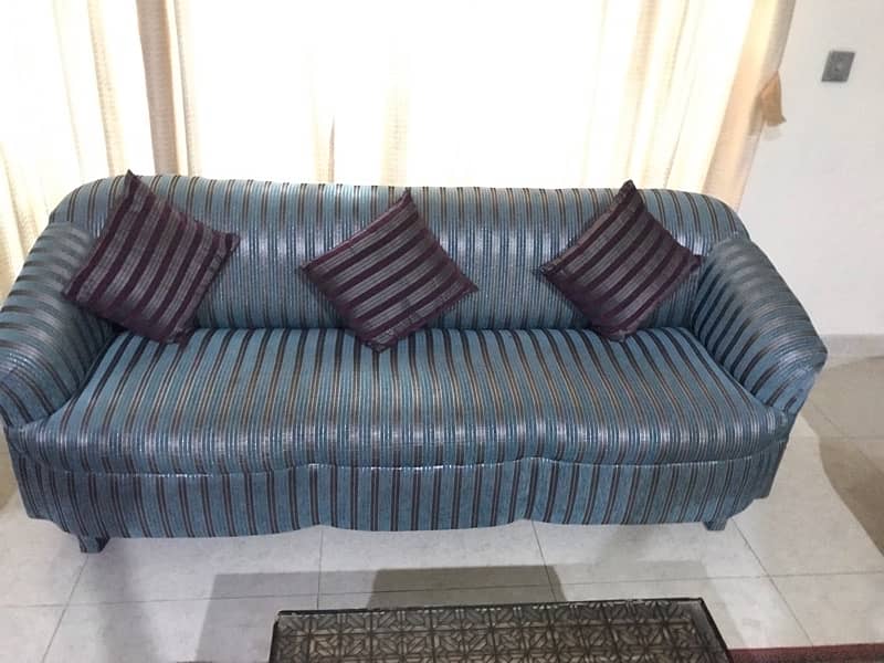 Selling sofa set with table 2