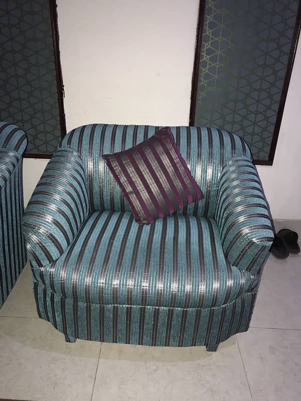 Selling sofa set with table 3