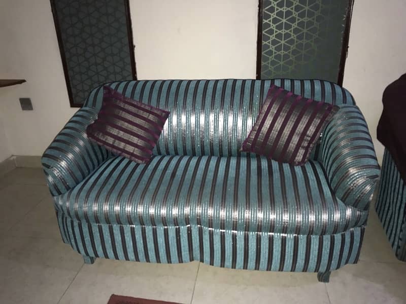 Selling sofa set with table 4