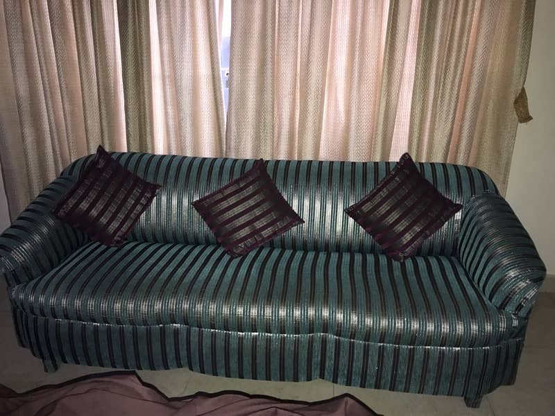 Selling sofa set with table 5