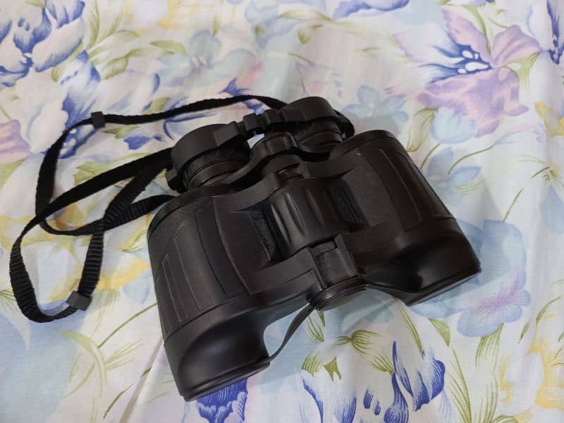 39m /1000m field 8 bak 4. 

High quality American binoculars long range 4