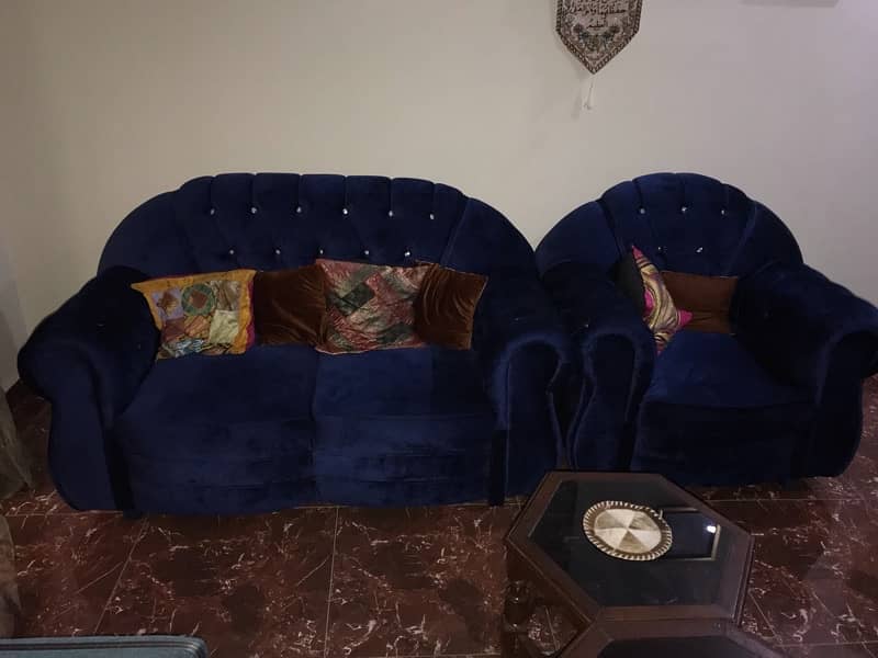 Selling new sofa set with table 4