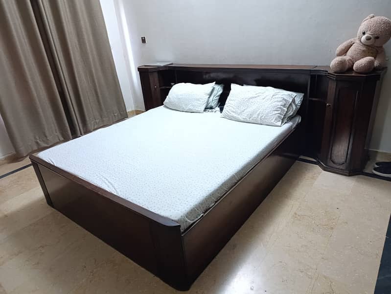 King-sized Bed with Dressing Table 0