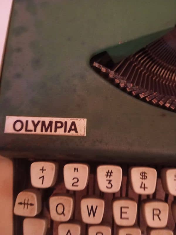 typewriter olympia 2