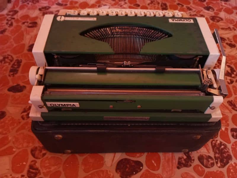 typewriter olympia 4