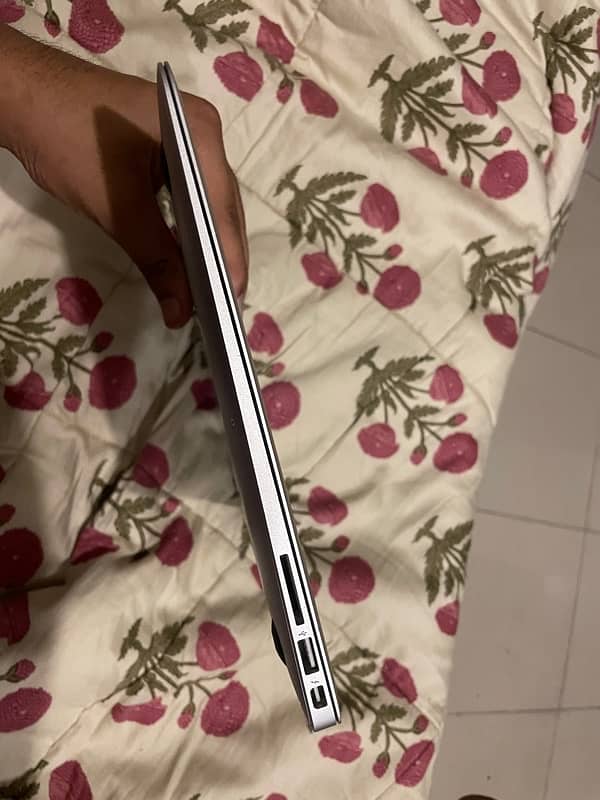 Macbook Air 2017 i5 8gb ram 128 SSD 1