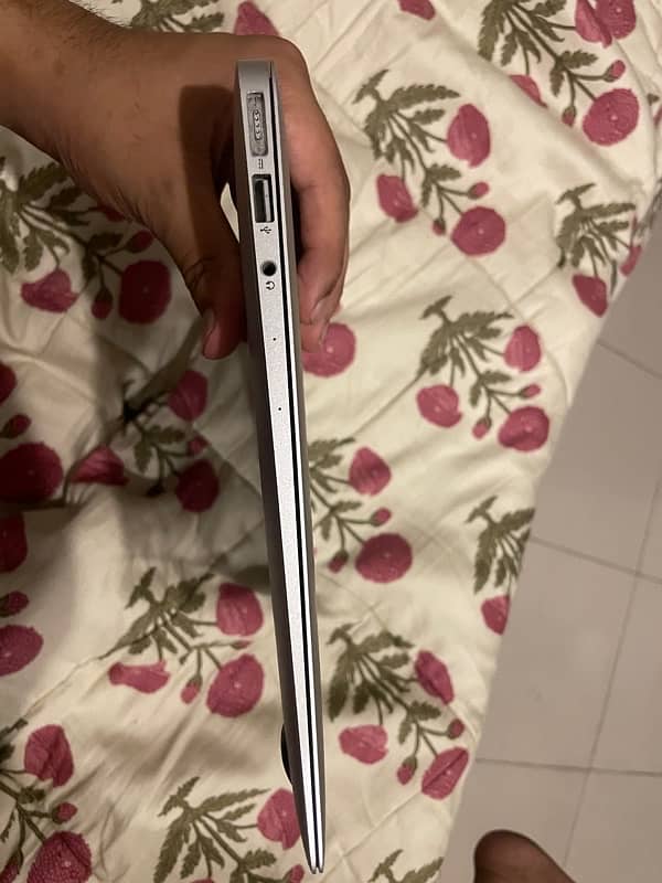 Macbook Air 2017 i5 8gb ram 128 SSD 3