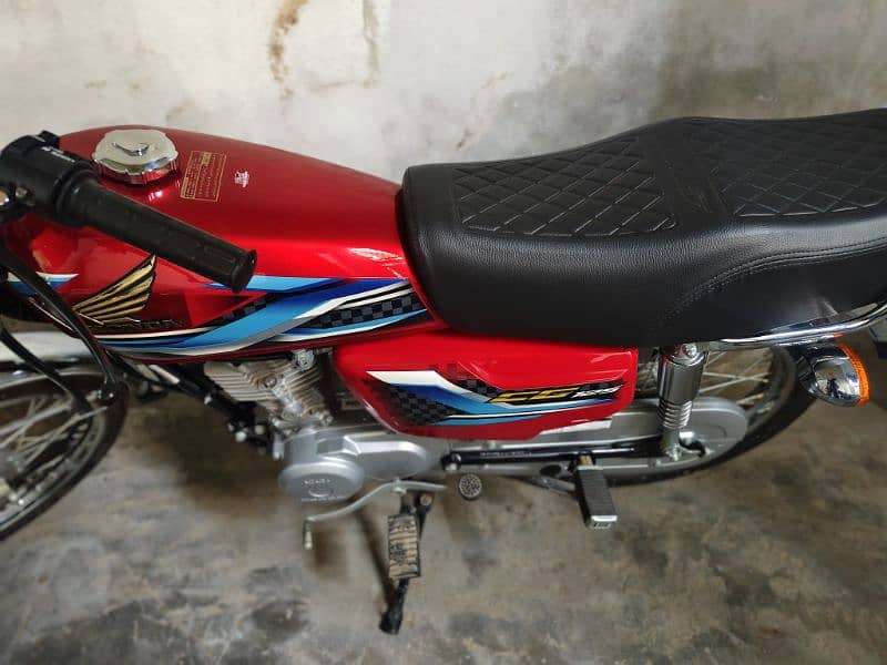 Honda 125 red colour 5