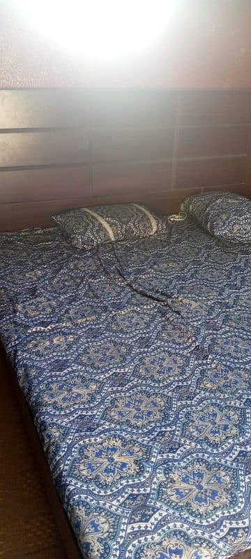 Bed with mattress 0