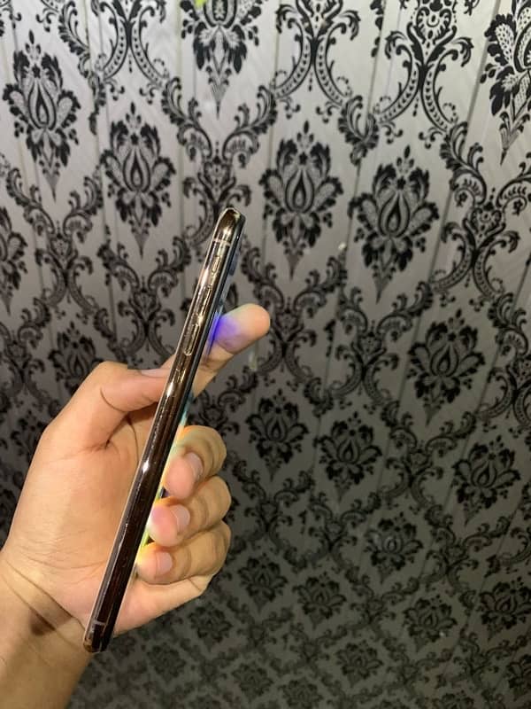 iphone xs max single sim  pta approved 64 gb 0