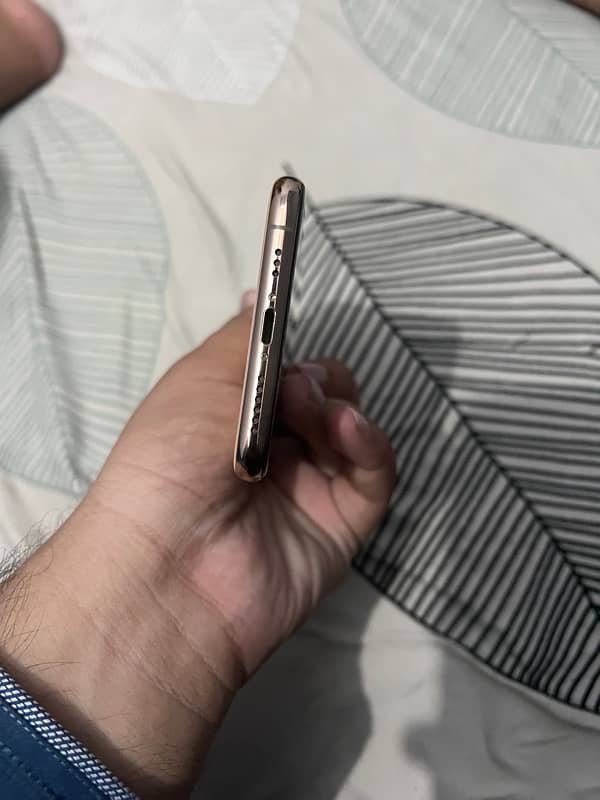 iphone xs FACTORY UNLOCK 4