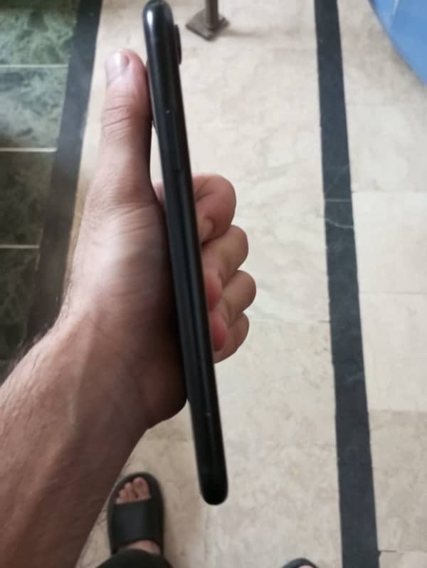 İPhone XR 64 GB NON-PTA Factory unlocked Good Condition 4