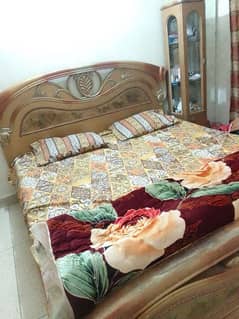 selling king size wooden bed