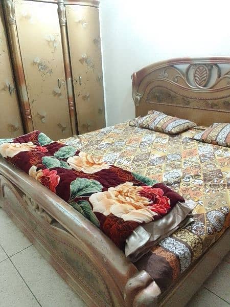 selling king size wooden bed 2