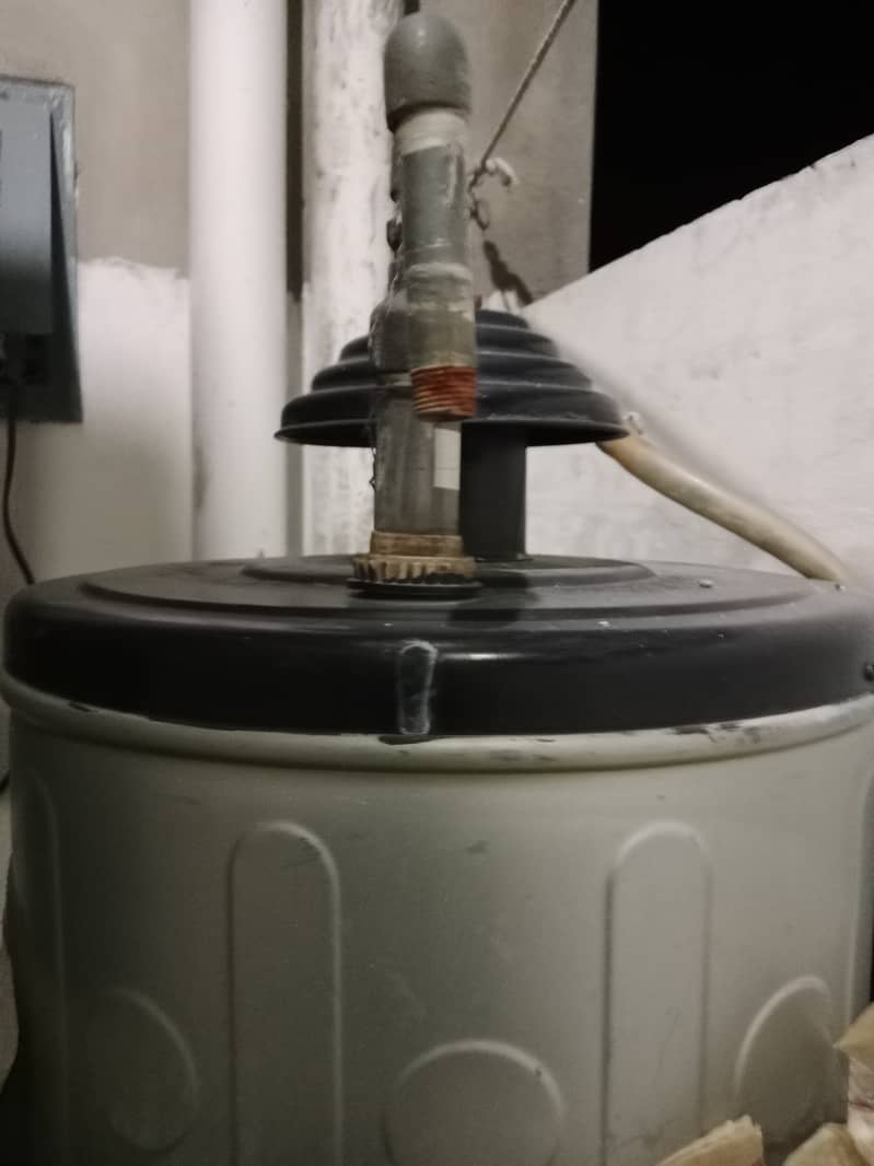 Gas and electric 35 gallon geyser for sale 2