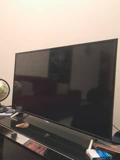 40" UHD Smart TV - Damaged Screen