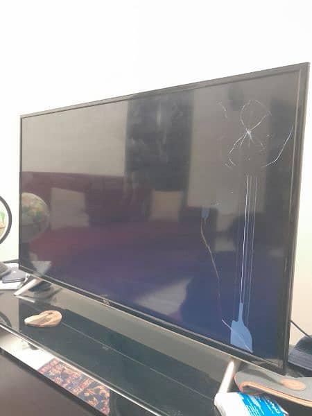 40" UHD Smart TV - Damaged Screen 1