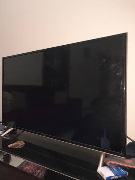 40" UHD Smart TV - Damaged Screen 2