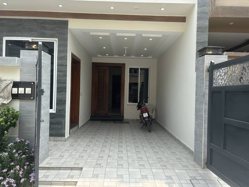 6 MARLA NASHEMAN-E-IQBAL PHASE 2 THREE STORY HOUSE FOR RENT 0