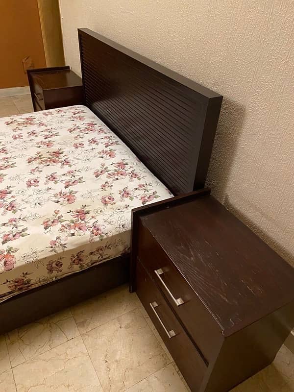 BED + MATTRESS + 1 SIDE TABLE 4