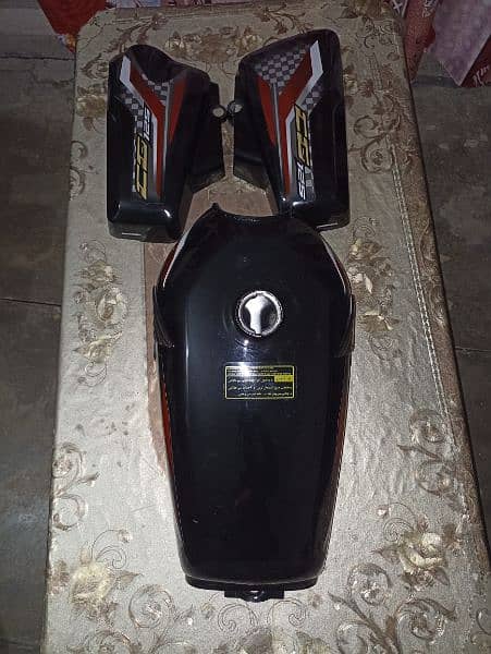 Honda 125 Black 2024 model fuel tank and side covers 2