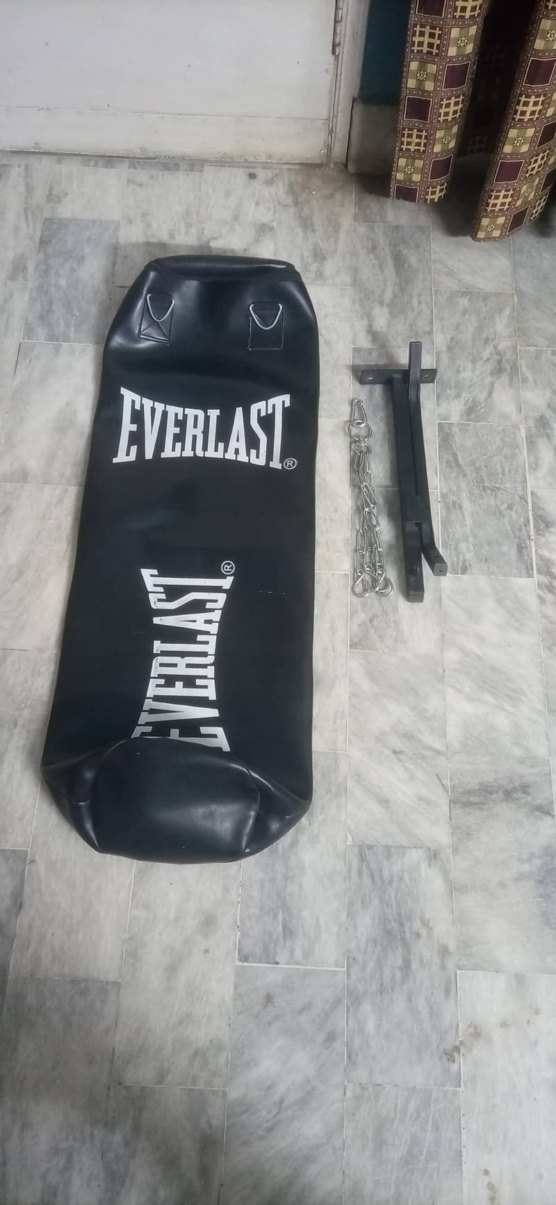 Punching bag + wall mount + chain 1