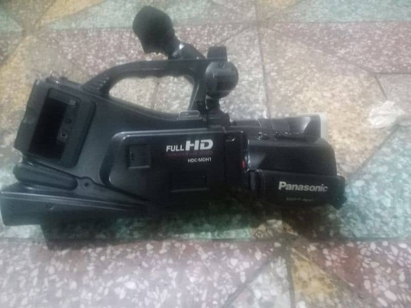 H1  camera or 7100  camer hai 3