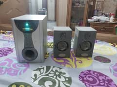 2 speakers with 1 woofer